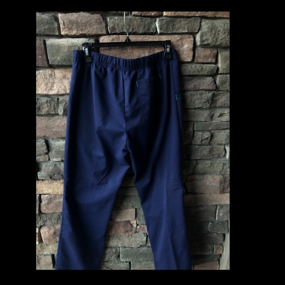 Scrubs - Picture 3 of 6